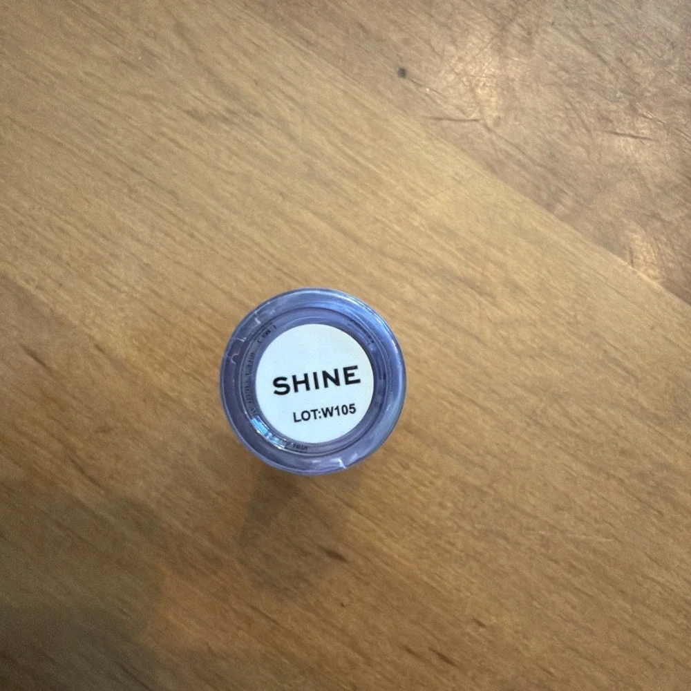 NEW Revolution‎ Eye Light Liquid Eyeshadow in Shine Metallic